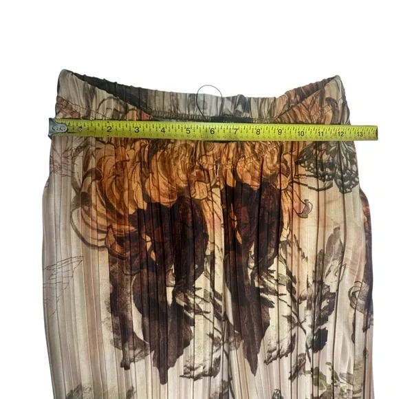 NEW PrettyLittleThing NUDE FLORAL PRINTED PLISSE MID RISE WIDE LEG PANTS 6 - Picture 7 of 13